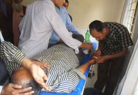 শিক্ষকদের হামলায় রক্তাক্ত অধ্যক্ষ