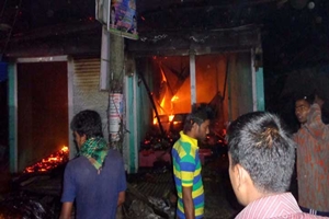 লক্ষ্মীপুরে আগুনে পুড়ে গেছে ৭ ব্যবসায়িক প্রতিষ্ঠান