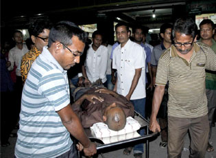 রামেকে হামলায় আহত সাংবাদিক রায়হানকে ঢাকায় স্থানান্তর