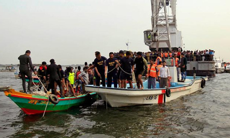 তীরের দিকে ডুবন্ত লঞ্চ : নারী ও শিশুসহ ২৯ লাশ উদ্ধার