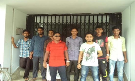 পিরোজপুর সিভিল সার্জন অফিসে তালা ঝুলিয়েছে চাকুরী বঞ্চিতরা