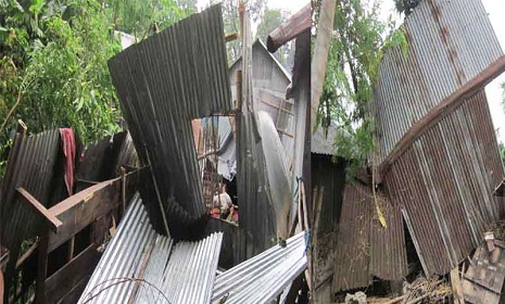 ফরিদপুরে ঘূর্ণিঝড়ে ২০টি পরিবারের বসতবাড়ি লণ্ডভণ্ড