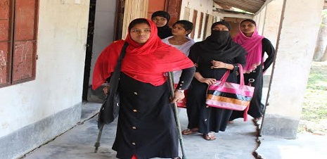 পরীক্ষায় অংশ গ্রহন করছে এক পায়ের জোছনা