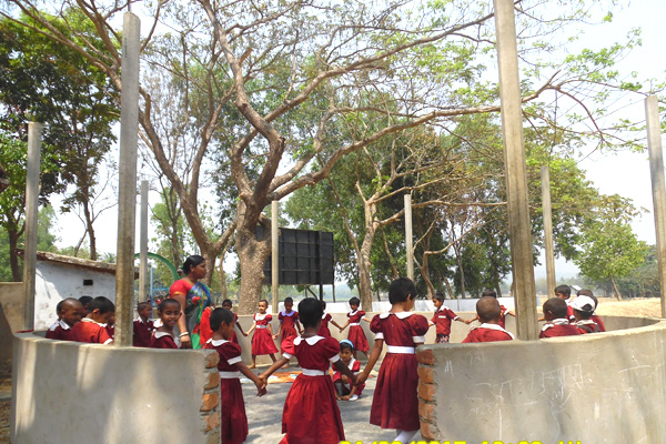 দুর্গাপুরে চালাবিহীন স্কুলে চলছে পাঠদান
