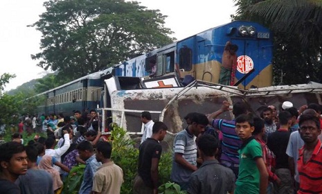 কালীগঞ্জে ২ ট্রেনের মুখোমুখি সংঘর্ষ