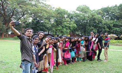 বন্ধুত্ব : বিনে সুতায় গাঁথা সম্পর্ক