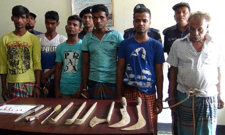 ঝালকাঠিতে দেশীয় অস্ত্রসহ পাঁচ ডাকাত ও এক স্বর্ণ ব্যবসায়ী আটক