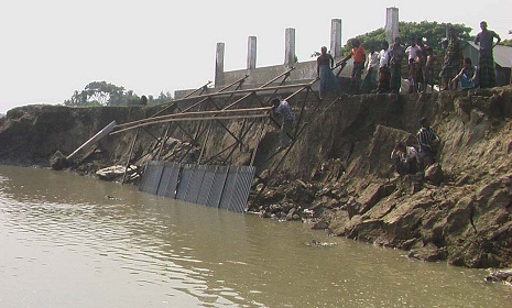 ভাঙ্গনের খেলায় মধুমতির গর্ভে ৪০টি গ্রাম