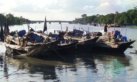 জাল-নৌকা নিয়ে নদীতে ভাসছে হাজার হাজার জেলে