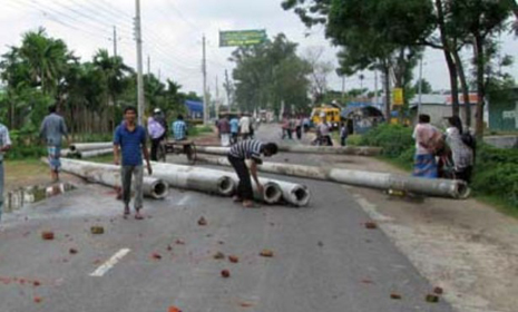 রাঙামাটিতে সড়ক-নৌপথ অবরোধ চলছে