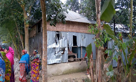 সিরাজগঞ্জে দুই গ্রামবাসির সংঘর্ষে আহত ১৫,  ভাংচুর-অগ্নিসংযোগ