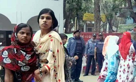 মায়ের কোলে চড়ে এসএসসি পরীক্ষা দিচ্ছে লিমা