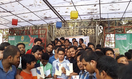 পাঠকদের মধ্যে সাড়া জাগালো সুমনের ‘‘গলে পড়ে জোছনা’’
