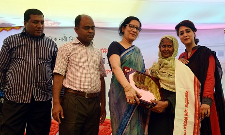 শিক্ষায় বিশেষ সন্মাননা পেলেন রাঙ্গাবালীর হাসিনা