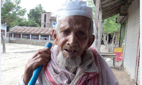 শতবর্ষ ছুঁই ছুঁই, তবুও টাকা দিয়েও মেলেনি বয়স্ক ভাতার কার্ড