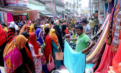 দিনাজপুরের বউ বাজারে নারী ক্রেতাদের উপচে পড়া ভিড়