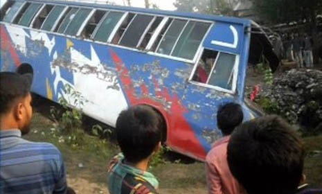 মানিকগঞ্জে বাস নিয়ন্ত্রণ হারিয়ে খাদে, নিহত ১