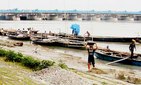 তিস্তা ব্যারাজের ভাটিতে চলছে পাথর উত্তোলনের মহোৎসব