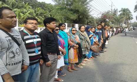 গোপালগঞ্জে ট্রলি চাপায় বিশ্ববিদ্যালয় শিক্ষার্থী নিহত, প্রতিবাদে মানববন্ধন