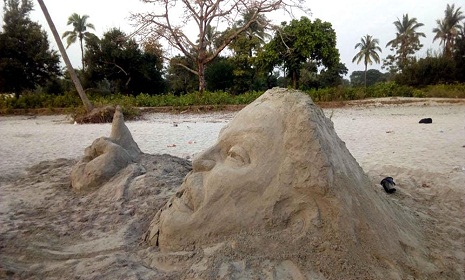 কুয়াকাটা সৈকতে তৈরি করা বালুর ভাস্কর্যে মুগ্ধ পর্যটকরা