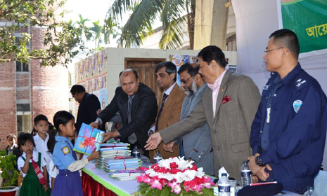 বান্দরবানে ক্ষুদ্র নৃগোষ্ঠি শিক্ষার্থীদের মাতৃভাষায় প্রণীত বই বিতরণ