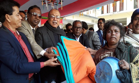 কোটালীপাড়ায় স্ট্যান্ডার্ড ব্যাংকের উদ্যোগে কম্বল বিতরণ