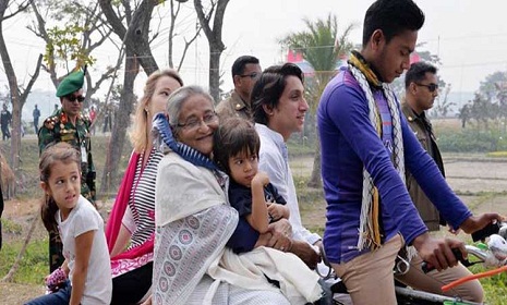 নাতি-নাতনিকে নিজের এলাকা ঘুরে দেখালেন প্রধানমন্ত্রী