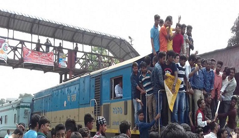 ব্রাহ্মণবাড়িয়ায় আন্তঃনগর ট্রেনে অাসন বৃদ্ধির দাবিতে রেলপথ অবরোধ