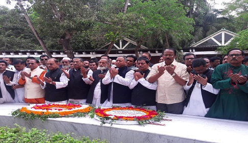 টুঙ্গিপাড়ায় জাতির জনকের সমাধিতে কেন্দ্রীয় আ. লীগের শ্রদ্ধা