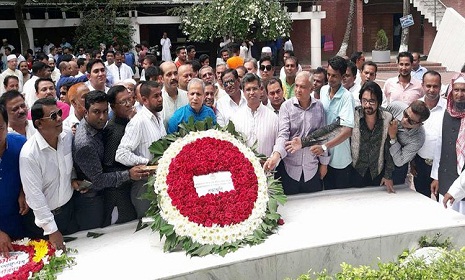 বঙ্গবন্ধুর সমাধিতে এফবিসিসিআইয়ের নবনির্বাচিত পর্ষদের শ্রদ্ধা