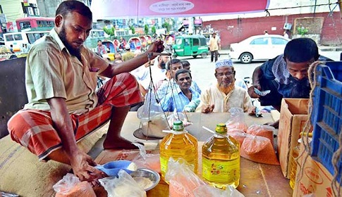 মিলছে না টিসিবির চিনি-তেল, পড়ে থাকছে ডাল