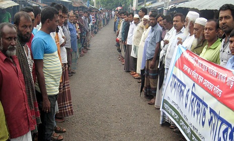 কলাপাড়ায় রাস্তা মেরামতের দাবিতে মানববন্ধন