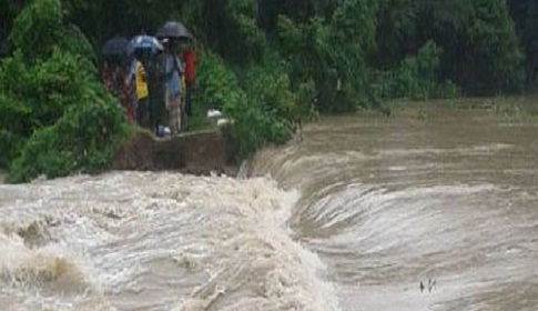 মুহুরী নদীর বাঁধ ভেঙে ফুলগাজীর ৫ গ্রাম প্লাবিত