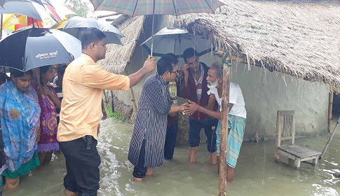 বদরগঞ্জে বন্যা দুর্গতদের মাঝে নগদ অর্থ-শুকনা খাবার ও খাবার স্যালাইন বিতরণ