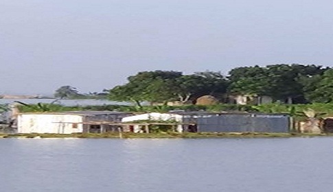 রাজবাড়ীতে কমছে না পানি, বন্দি সোয়া লাখ মানুষ