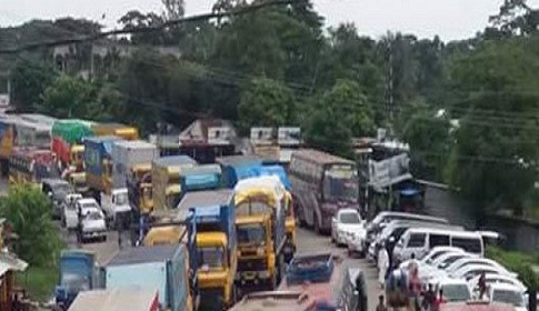 ঢাকা-চট্টগ্রাম মহাসড়কে পিছু ছাড়ছে না যানজট