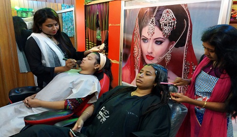 মাগুরায় ঈদ উপলক্ষে জমে উঠেছে বিউটি পার্লার