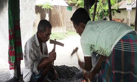 ঈদের আগে ব্যস্ত কুষ্টিয়ার কামারেরা