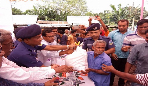 সরিষাবাড়িতে ৫ শতাধিক বন্যার্তদের মাঝে জেলা পুলিশের ত্রাণ বিতরণ