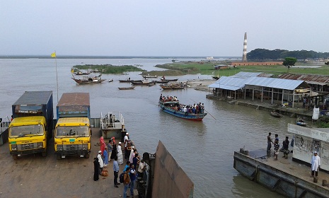 চাঁদপুর ঈদগাহ বাজারে মেঘনার তীব্র ভাঙ্গন