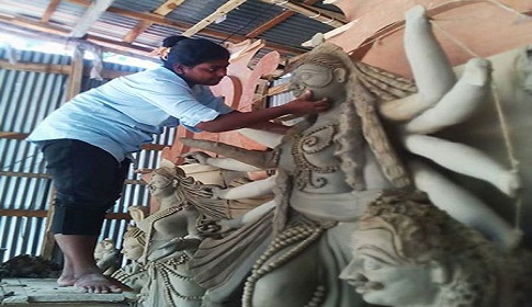 প্রতিমা তৈরীর কাজে মুখরিত সিরাজগঞ্জ পাল পাড়া