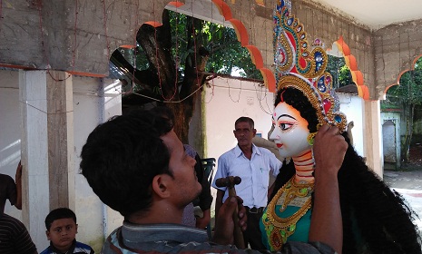 শেষ মুহূর্তের সাজসজ্জায় ঝলমলে হয়ে উঠছেন মা দুর্গা