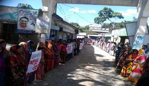 নগরকান্দায় মৎস্যজীবিদের মানববন্ধন মৎস্য কর্মকর্তার অপসারন দাবি