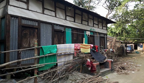 সিরাজদিখানে জোরপূর্বক অসহায় পরিবারের জায়গা দখল