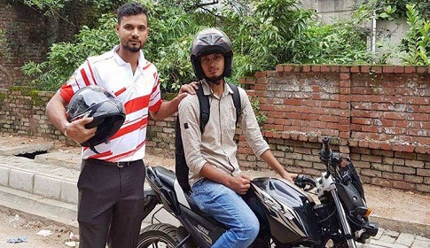 ঢাকায় উবারমটোরে প্রথম যাত্রী মাশরাফি