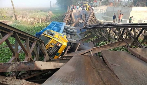 সিরাজদিখানে ব্রিজ ভেঙে ট্রাক খাদে, সড়ক যোগাযোগ বিচ্ছিন্ন