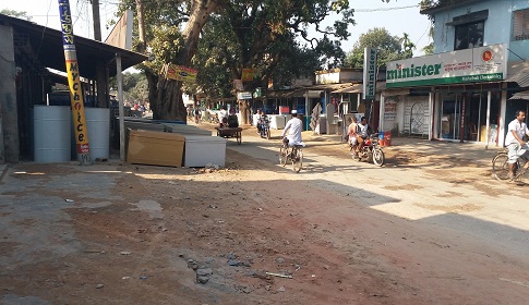 ব্যবসায়ীদের দখলে মহাসড়কের ফুটপাত