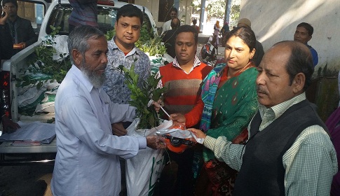রানীশংকৈলে কৃষক কৃষানীদের মাঝে গাছ বিতরণ