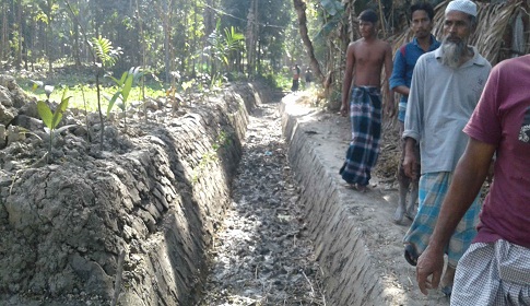 প্রতিপক্ষকে ফাঁসাতে সরকারি রাস্তা কেটে মামলা দায়ের