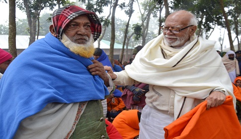 ঈশ্বরদীতে বাড়ি বাড়ি ঘুরে ভূমিমন্ত্রীর কম্বল বিতরণ